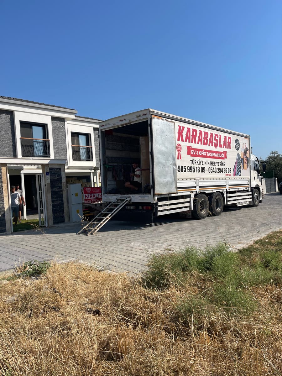 Karabaşlar Nakliyat ekibi bir evden eve taşımada eşya yüklerken
