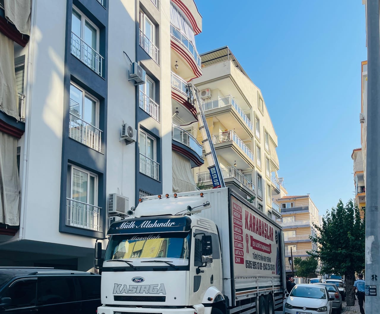Havuzlu bir sitede teslimat günü
